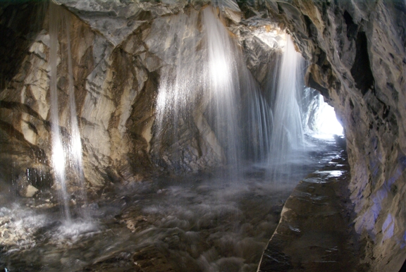 Water Curtain Cave